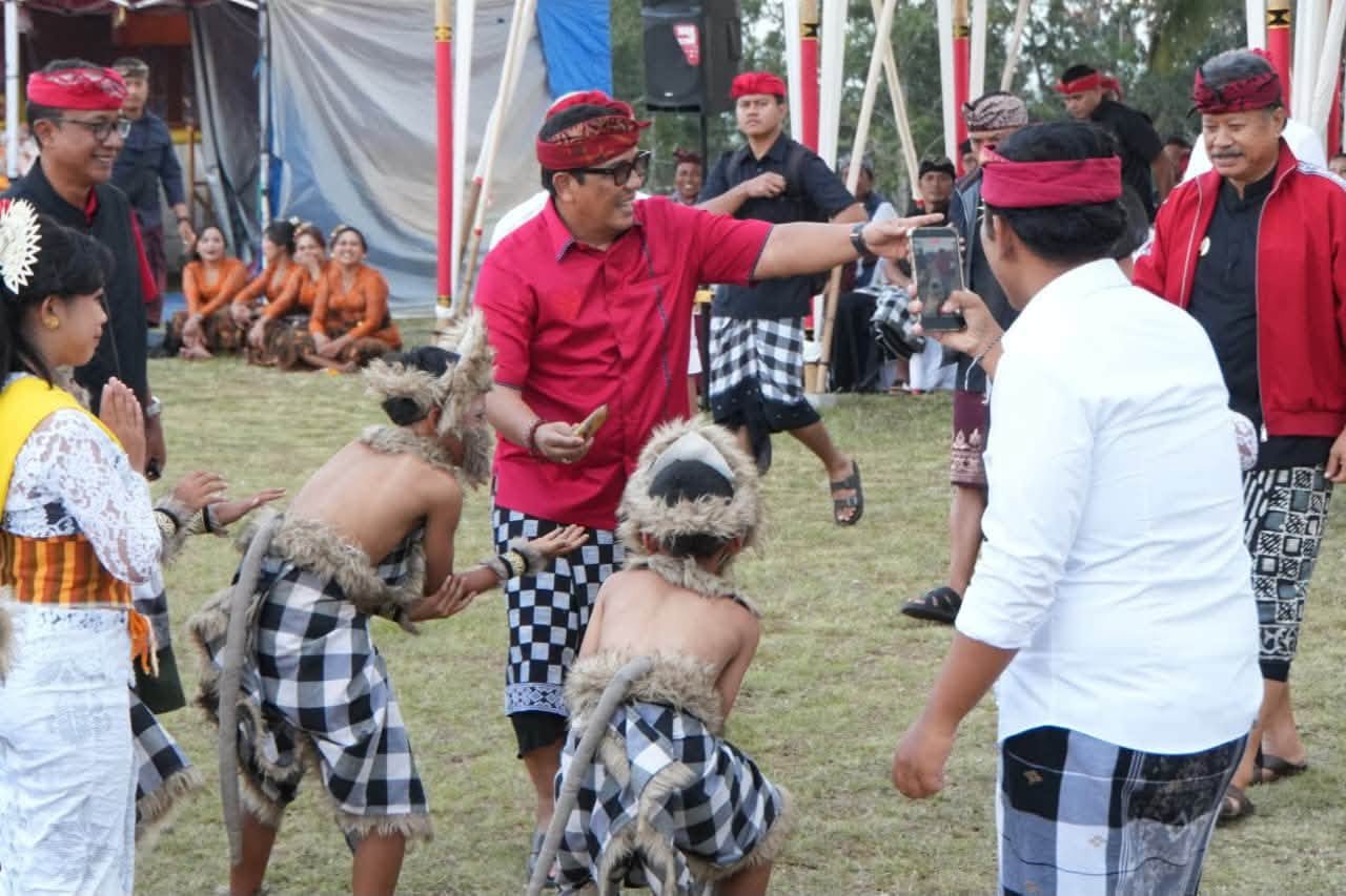 Tampilkan Okokan – Rejang Dedari, Bupati Sanjaya Apresiasi Perdana Pagelaran Budaya Desa Padangan