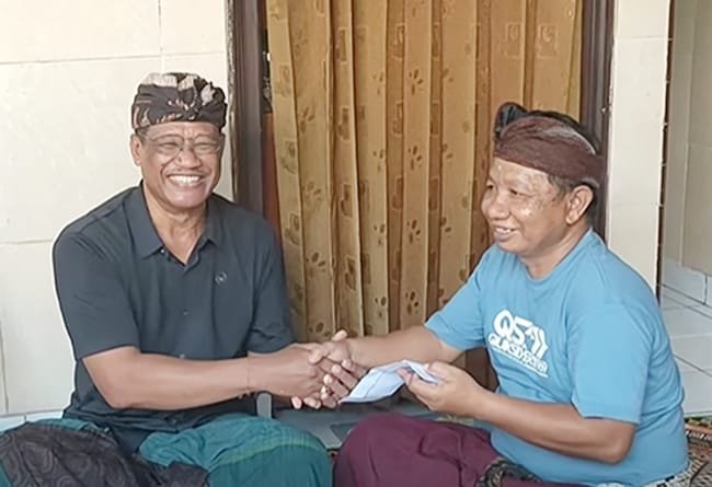 Rawat Kebersamaan Warga Desa Kamasan, Anggota DPRD Klungkung Suksma Sucita Gulirkan Program Santunan Kematian