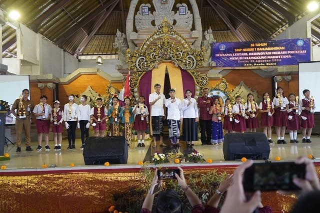 Hadiri HUT ke-53 SMPN 1 Banjarangkan, Bupati Klungkung Tekankan Pentingnya Karakter dan Literasi Digital