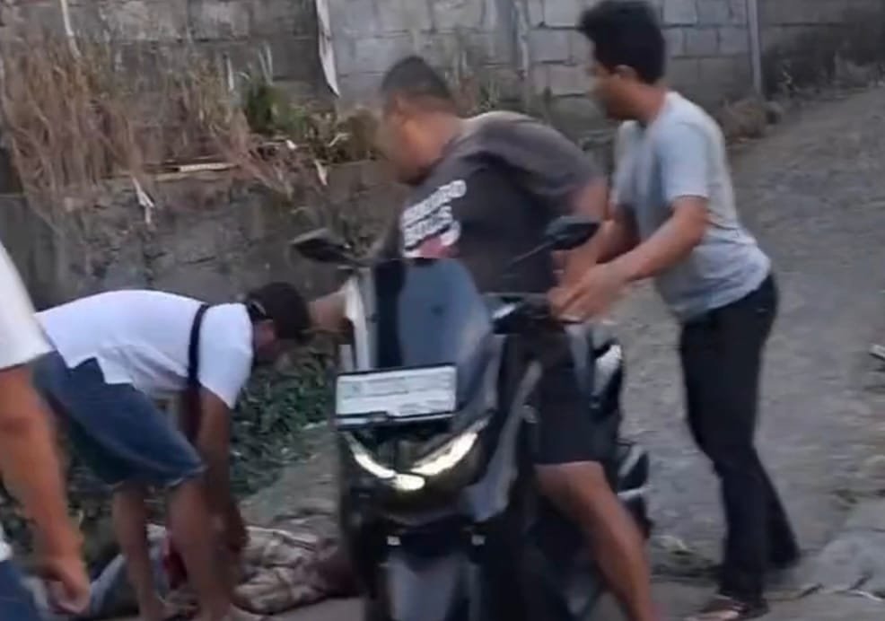 ​Viral Video Pria Tergeletak di Trotoar Susuan Karangasem, Polisi Selidiki Dugaan Pemukulan Kayu
