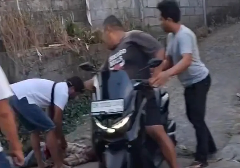 ​Viral Video Pria Tergeletak di Trotoar Susuan Karangasem, Polisi Selidiki Dugaan Pemukulan Kayu