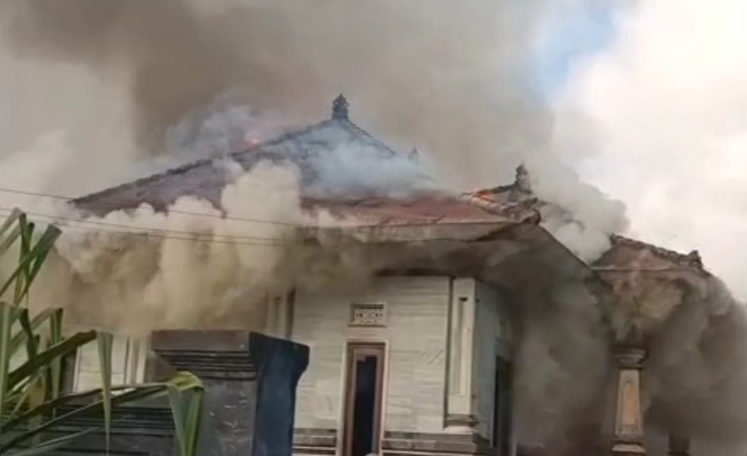 Kepulan Asap Kagetkan Warga Sukawana Kintamani! Rumah Petani Ludes Terbakar, Rugi Rp 600 Juta