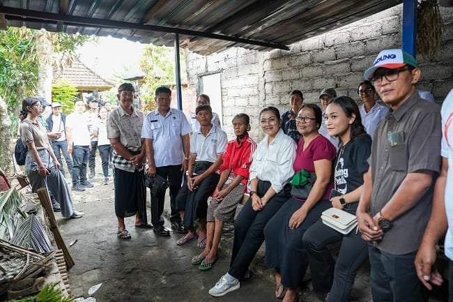 Tinjau Lokasi Kebakaran Warung di Mambal, Nyonya Rasniathi Adi Arnawa Bantu Modal Rp 5 Juta
