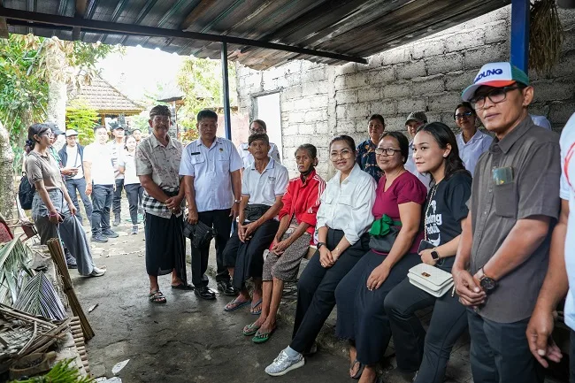 Tinjau Lokasi Kebakaran Warung di Mambal, Nyonya Rasniathi Adi Arnawa Bantu Modal Rp 5 Juta