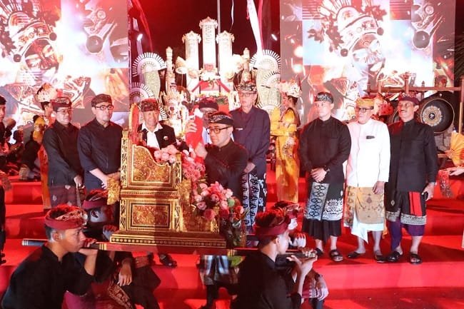Peringati 120 Tahun Puputan Badung, Wali Kota Jaya Negara Tancapkan Keris