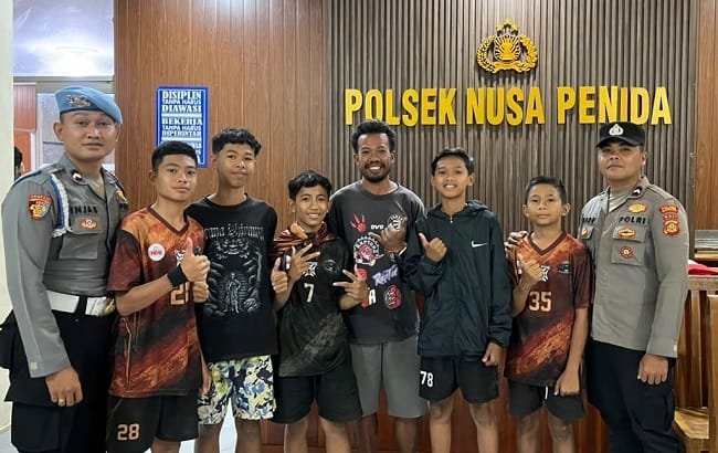 Jujur Temukan HP Petani Dijalan, Siswa di Nusa Penida Panen Pujian