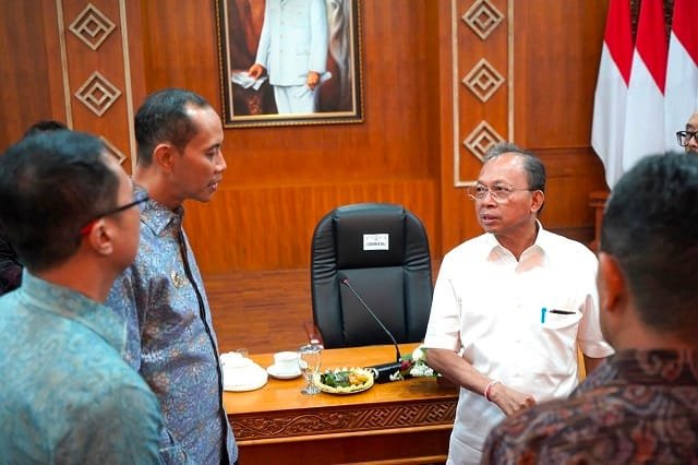 Bertemu Gubernur Koster di Kertha Sabha, Wabup Tjok Surya Siap Pacu Program Pendidikan dan Kesehatan di Klungkung
