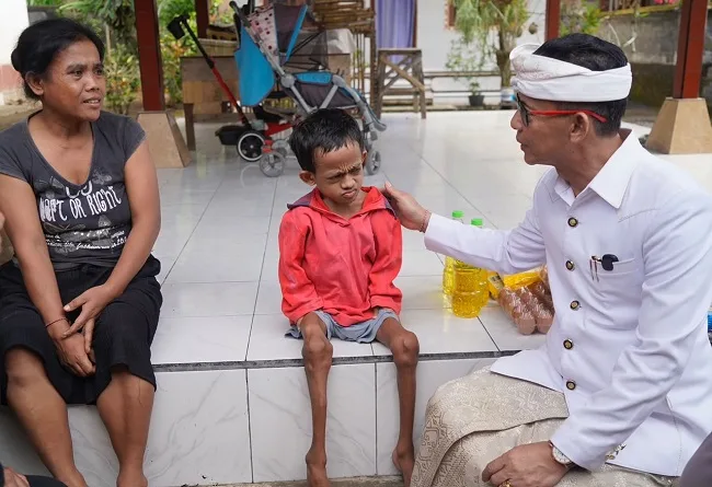 Bupati Made Satria Turun Berbagi Ringankan Beban Warga Rentan di Klungkung