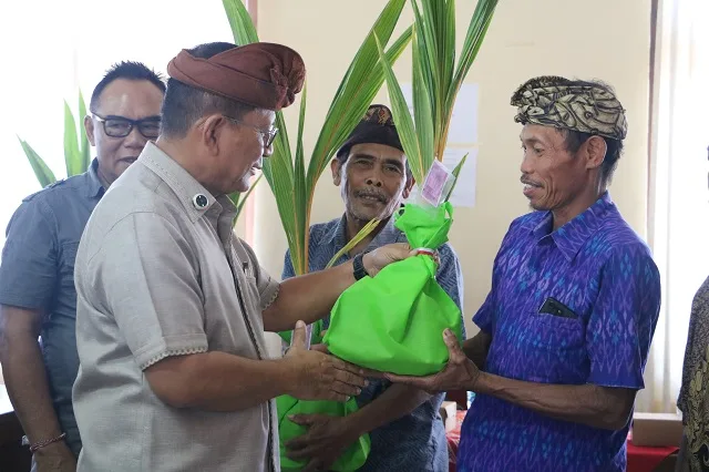 1,3 Juta Bibit Kopi dan Kelapa Genjah Diguyur ke Buleleng oleh Anggota DPR RI – Adi Wiryatama