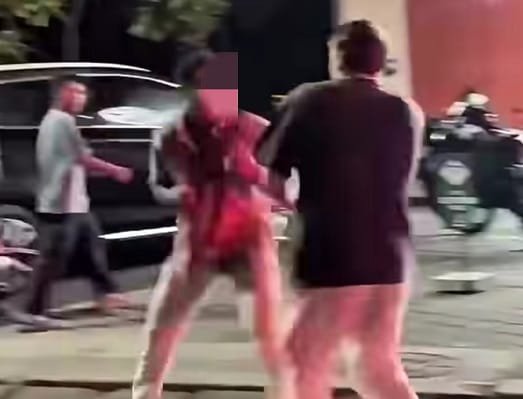 Ulah Bule di Canggu Lagi ! Dua Kelompok WNA Baku Hantam di Tengah Jalan Pantai Berawa