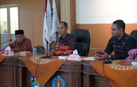 Monev di Kampung Gelgel dan Tojan, Wabup Tjok Surya Ingatkan Transparansi Dana Desa