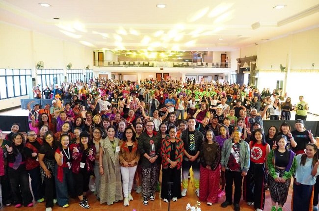 Gabungkan Fesyen Tradisional dan Zumba, Putri Koster Dobrak Promosi Endek Bali di Buleleng