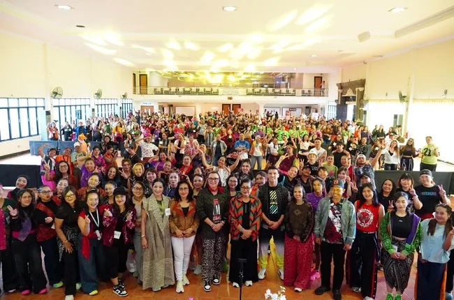 Gabungkan Fesyen Tradisional dan Zumba, Putri Koster Dobrak Promosi Endek Bali di Buleleng