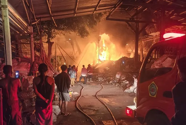 Diduga Korsleting Listrik, Gudang Rongsokan di Desa Sidan Gianyar Ludes Terbakar