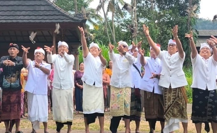 Momentum Tumpek Uye di Bangli, Bupati Sedana Arta Pimpin Lepas Burung hingga Sembahyang Bersama