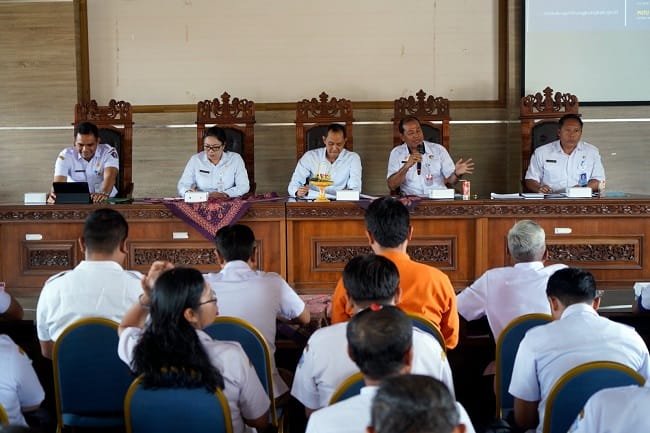 Evaluasi Pemerintahan Desa di Klungkung: Perangkat Desa Diminta ‘Jemput Bola’ Aktivasi IKD Warga