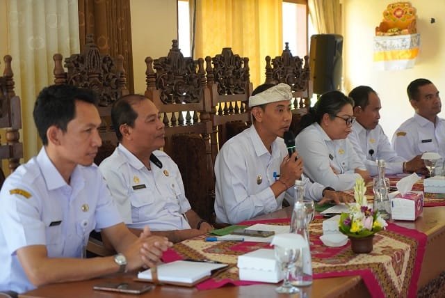 Desa Aan Raih Capaian IKD Tertinggi, Wabup Tjok Surya Wanti-wanti Masalah Sampah saat Monev Banjarangkan