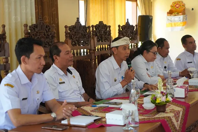 Desa Aan Raih Capaian IKD Tertinggi, Wabup Tjok Surya Wanti-wanti Masalah Sampah saat Monev Banjarangkan