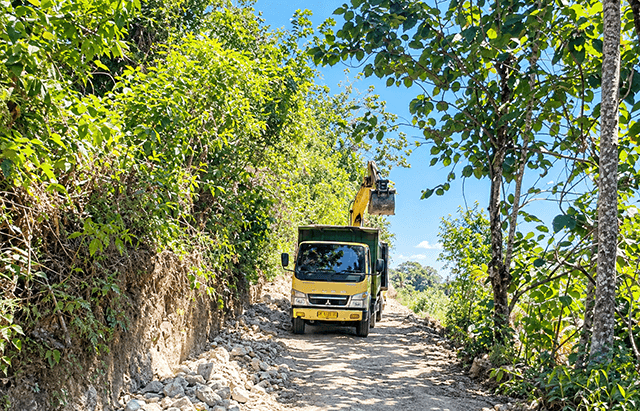 Jalan Dungkap-Batukandik Nusa Penida Senilai Rp 4,5 Miliar Digarap