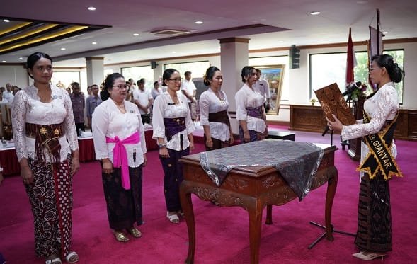 Ny. Surya Adnyani Mahayastra Lantik Ketua TP PKK dan Kukuhkan Bunda PAUD di 4 Kecamatan se-Gianyar
