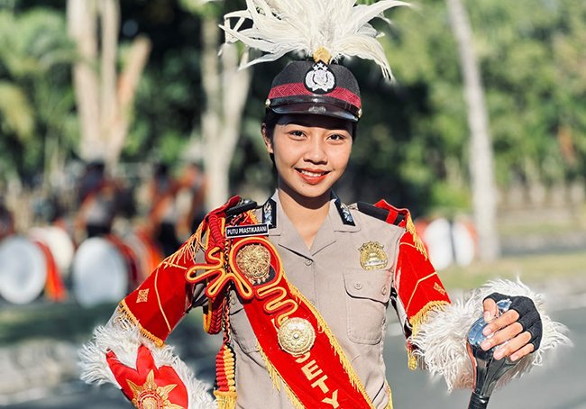 Polwan Prastika Rani Unjuk Kebolehan Jadi Stick Master di Rangkaian IAWP