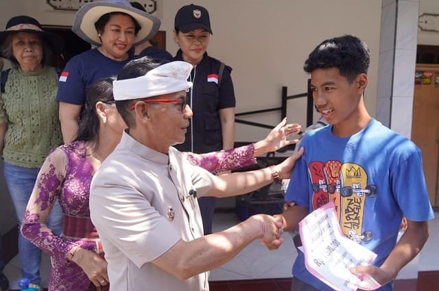 Sentuh Lansia, Petani Garam hingga Anak Yatim, Bupati Satria Gandeng PYP Group Berbagi di Dawan dan Banjarangkan