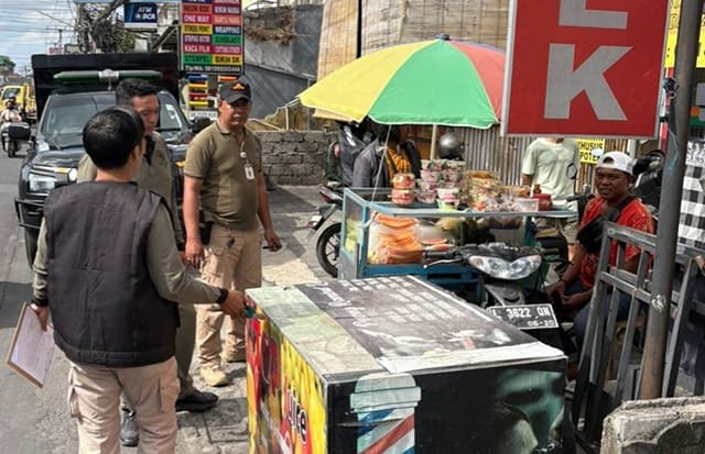 Jualan di Atas Trotoar Kebo Iwa Utara, 10 PKL Diciduk dan Ditandatangani Surat Pernyataan