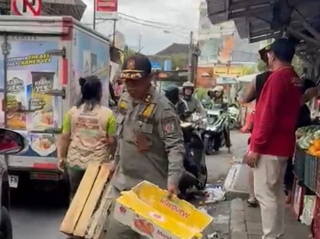 Gegara Ganggu Pejalan Kaki, Lapak Pedagang Pasar Phula Kerti lan 131 Banner Diangkut Pol PP