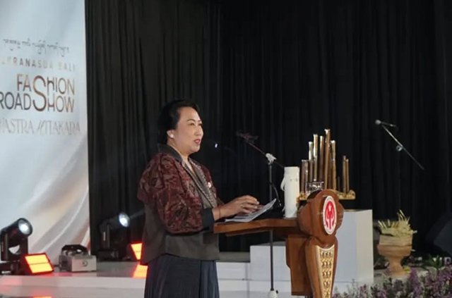 Bangli Tuan Rumah Dekranasda Bali Fashion Road Show “Wastra Hitakara”, Ny. Sariasih Sedana Arta ; Kesempatan Emas Pelaku Usaha