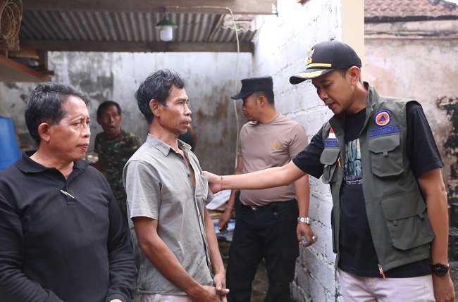 Ikut Bersihkan Puing Rumah Warga di Banjarangkan, Wabup Klungkung Ingatkan Bahaya Korsleting Listrik Musim Kemarau