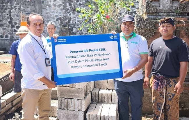 Bale Pesandekan Lama Bocor, Krama Banjar Kawan Bangli Diringankan Bantuan BRI