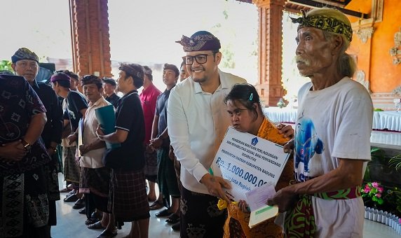 Diusulkan Naik Rp 70 Juta, Wabup Bagus Alit Sucipta Gelontorkan Ratusan Bedah Rumah dan Bansos Disabilitas