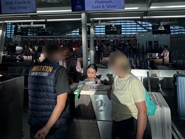 Imigrasi Buleleng Deportasi WN Ceko yang Nekat Jadi Makelar Vila di Karangasem