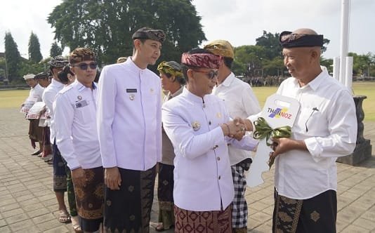 Peringati Hari Kesaktian Pancasila 2026, Pemkab Klungkung Serahkan Bantuan Rp3,87 Miliar untuk Nelayan dan Petani