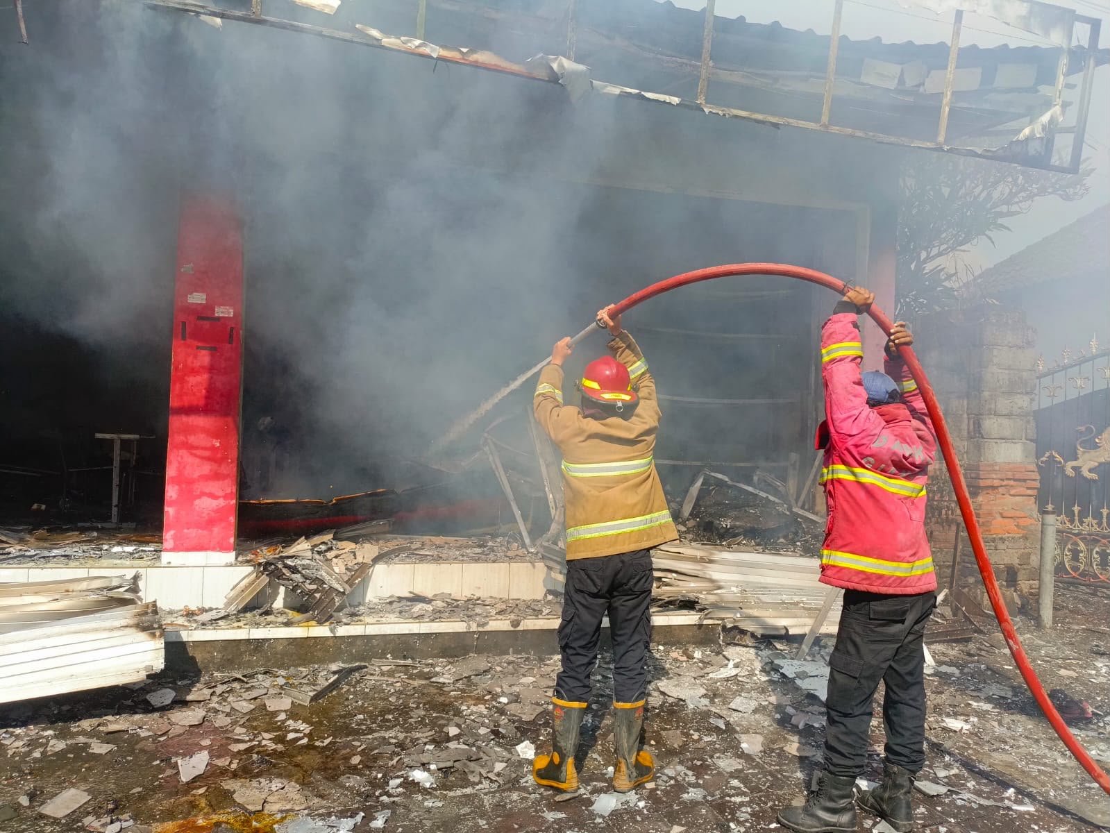 Gerai Makanan ACK di Desa Lebih Gianyar Terbakar, Saat Hendak Buka – Kerugian Rp 300 Juta