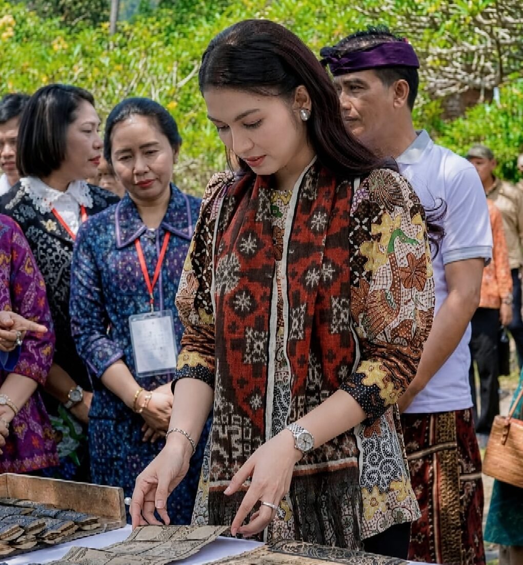 Kunjungi Desa Tenganan, Selvi Ananda Kepincut  Tenun Geringsing