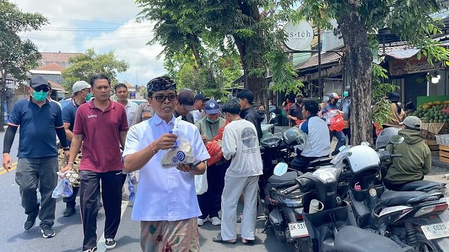 Ringankan Beban Warga Antre BBM, Pemkab Badung Sebar Logistik Nasi Bungkus dan Tim Medis di 38 SPBU