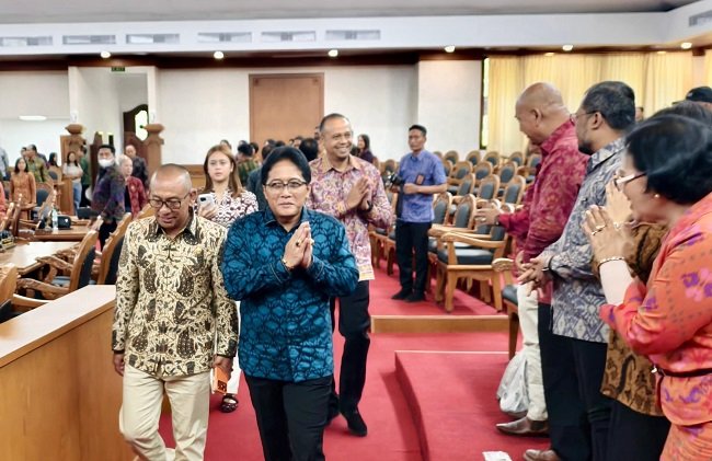 Anggaran Pendidikan Bali Tembus 21 Persen, Wagub Giri Prasta Jawab Catatan Kritis Fraksi di Rapat Paripurna DPRD