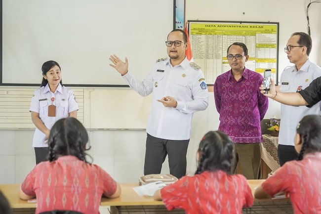 Transformasi Digital Pendidikan Badung! 559 Sekolah Kini Dilengkapi Papan Interaktif Digital (PID)