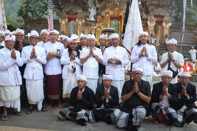 Tangkil di Pura Bukit Mentik, Gubernur Koster Tegaskan Komitmen Jaga Peradaban dan Desa Adat di Bali