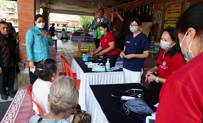 Sasar 150 Penerima Manfaat di Karangasem, Ny. Putri Koster Salurkan Ribuan Kilo Beras dan Telur