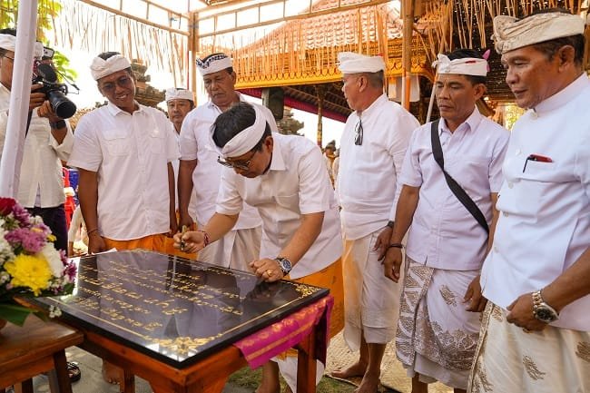 Gelontorkan Hibah Rp 700 Juta, Bupati Adi Arnawa Tandatangani Prasasti Pura Batan Ancak Tibubeneng