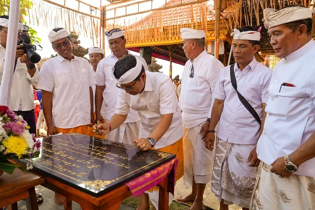 Gelontorkan Hibah Rp 700 Juta, Bupati Adi Arnawa Tandatangani Prasasti Pura Batan Ancak Tibubeneng