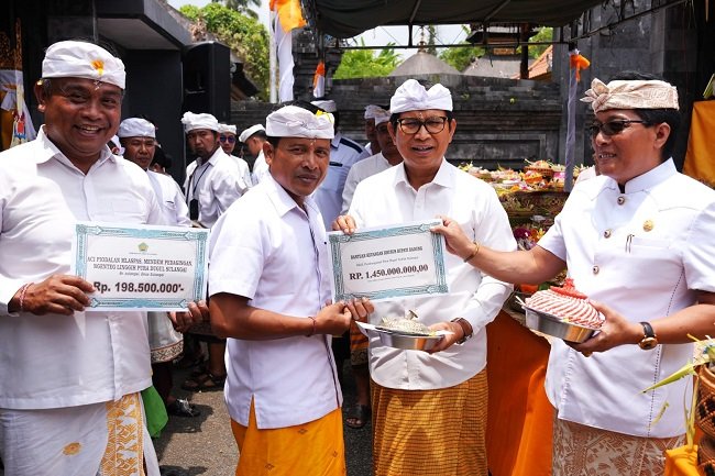 Cairkan BKK Rp 1,4 Miliar di Subak Sulangai! Bupati Adi Arnawa dan Wagub Giri Prasta Tangkil Nodya Karya di Petang