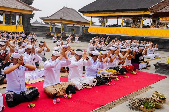Sekda Surya Suamba Haturkan Bhakti Penganyaran di Pura Pasar Agung Besakih