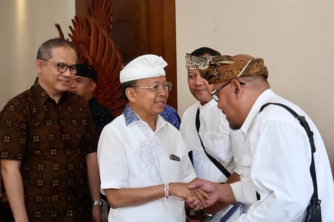 Cair Hingga Rp 350 Juta, Gubernur Koster Salurkan CSR St. Regis untuk Sekaa Seni dan Pengempon Pura di Buleleng