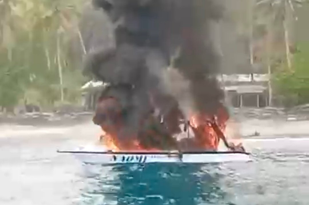 Boat Meledak dan Terbakar, Pandu dan 4 Turis Asing Terpaksa Lompat ke Laut Selamatkan Diri