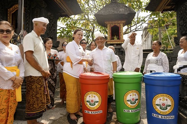 WHDI Badung Gelar Persembahyangan, Aksi Mereresik, dan Penghijauan di Pura Sada Kuta