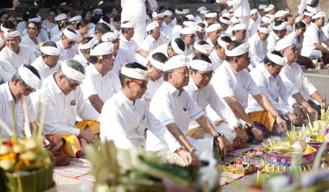 Peringati Rahina Tumpek Wayang di Pura Er Jeruk, Gubernur Koster Ajak Kepala Daerah Jaga Peradaban dan Alam Bali