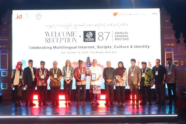 Aksara Bali Tembus Dunia Digital Global! Gubernur Koster Serahkan Keyboard Aksara Bali ke Menteri Kebudayaan Fadli Zon